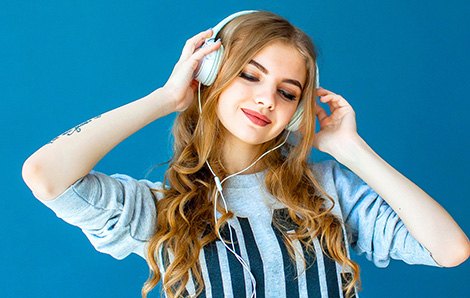 Menikmati musik