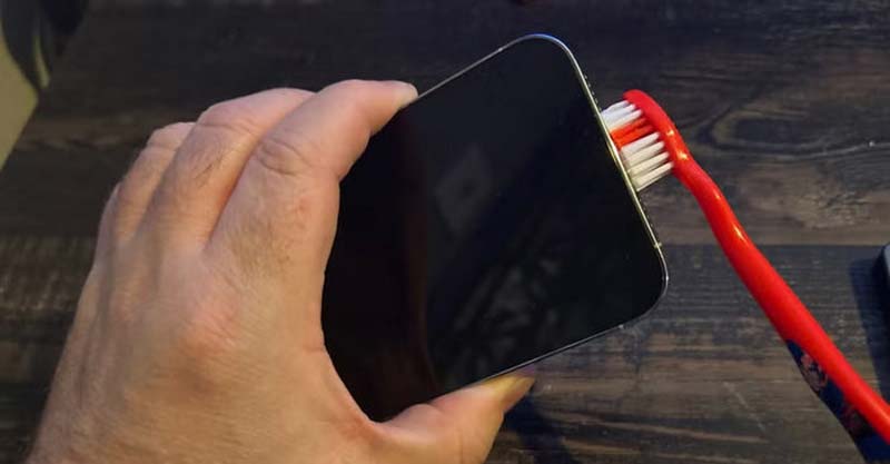 Rengör mikrofonens ventilationsöppningar