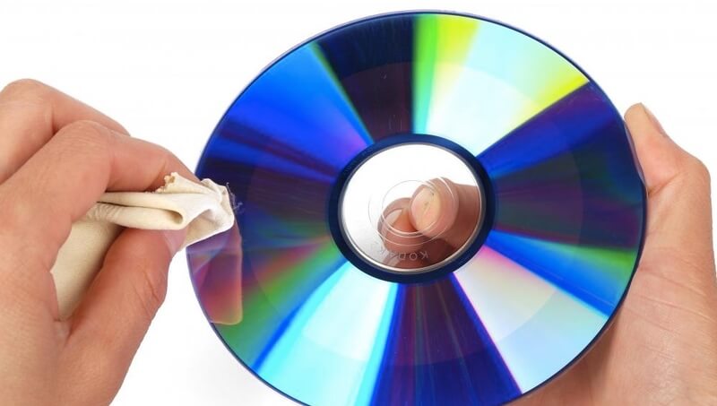 Curățați discul DVD
